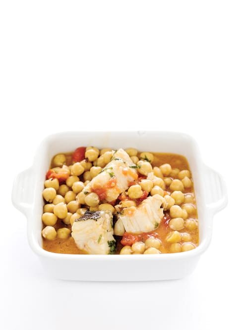 Bacalhau guisado com grão-de-bico e tomate perfumado com coentros