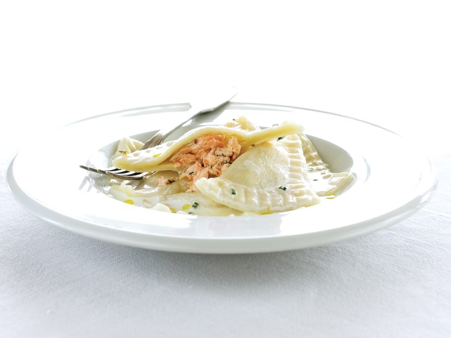 Ravioli de Salmão com molho cremoso de aneto
