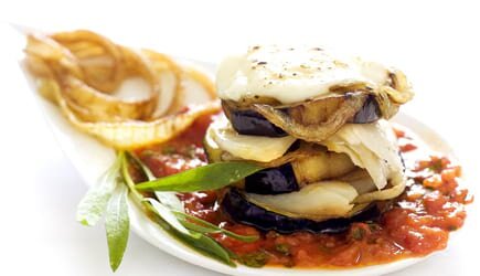 Bacalhau em camadas de beringela sobre molho de tomate