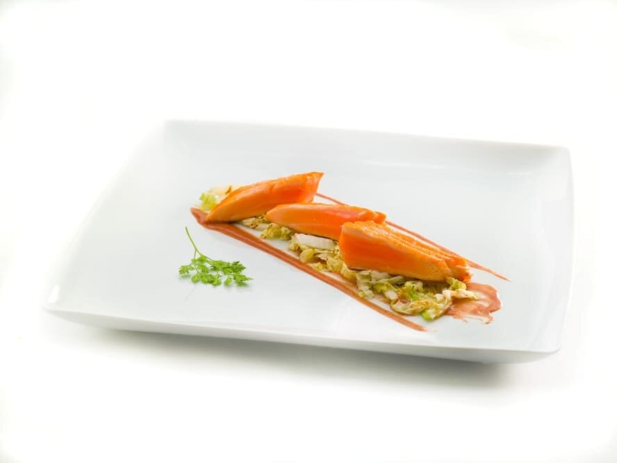 Salmão alourado com couve chinesa e molho de feijão vermelho