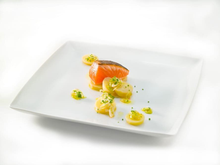 Salmão grelhado com salada de batata quente