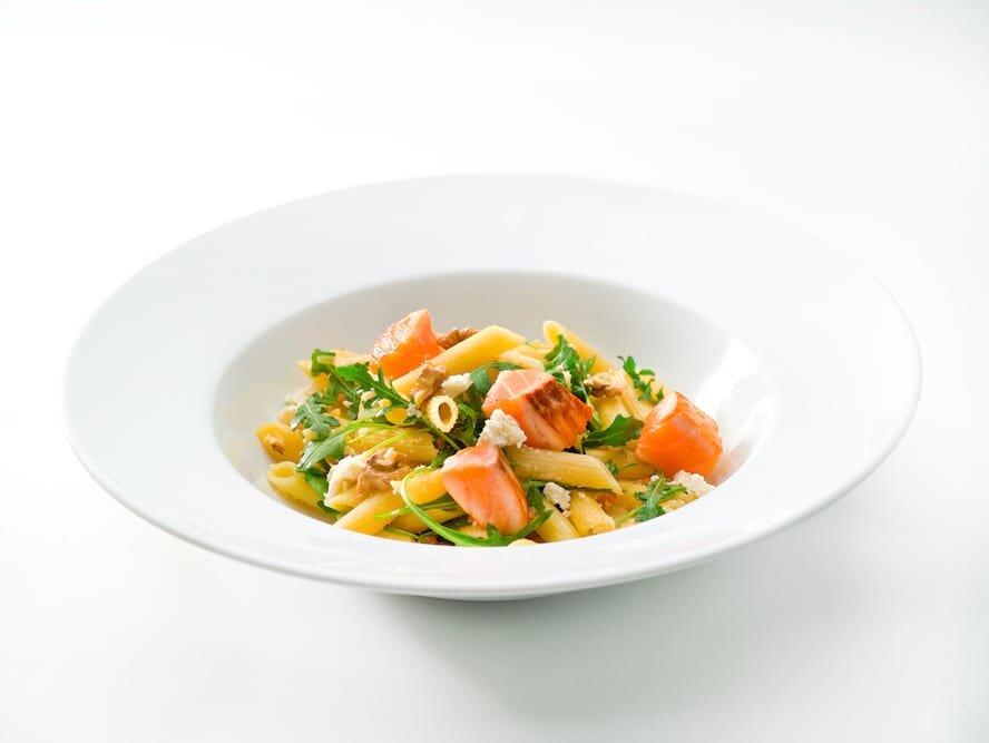 Penne de Salmão com nozes, requeijão e coentros