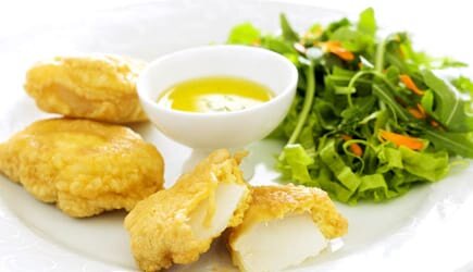 Bacalhau em polme de açafrão com salada de ervas aromáticas e pétalas de flores