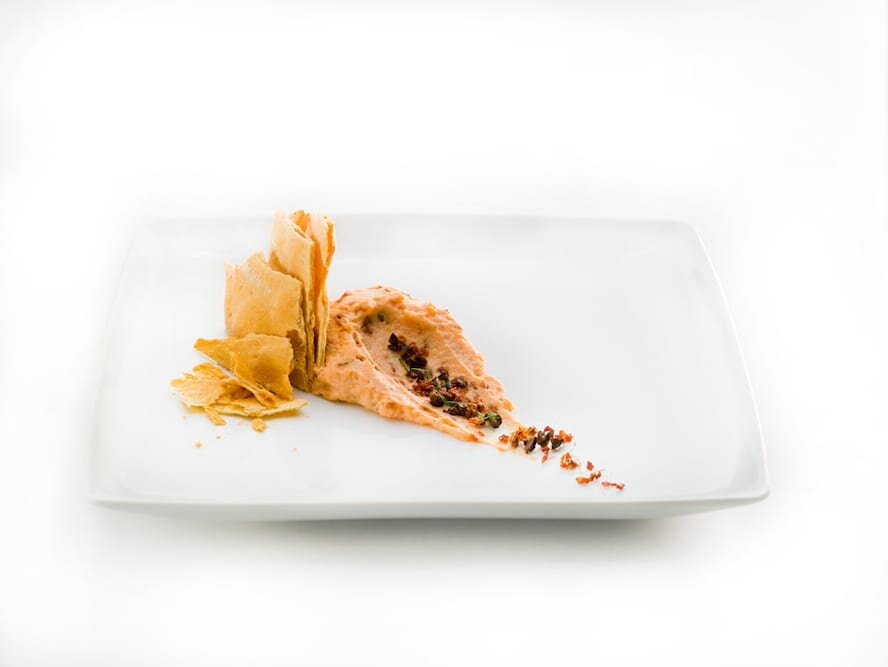 Mousse de Salmão, azeitonas e tomate confit