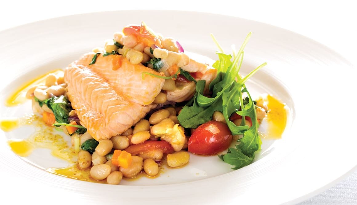 Filete de salmão com feijão branco e legumes da época