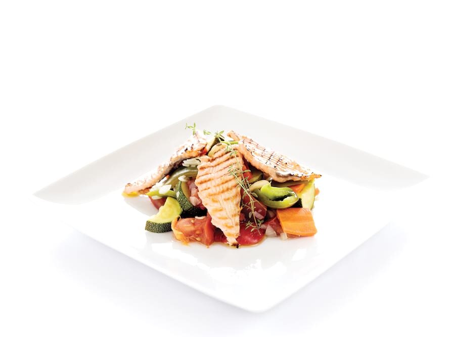 Salada de filetes de Salmão grelhado com verduras