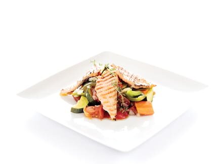 Salada de filetes de Salmão grelhado com verduras 