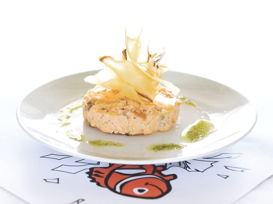 Hambúrguer de salmão com batata frita