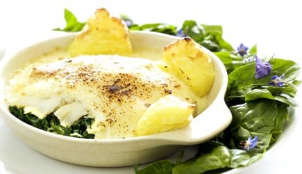 Bacalhau gratinado em cama de espinafres