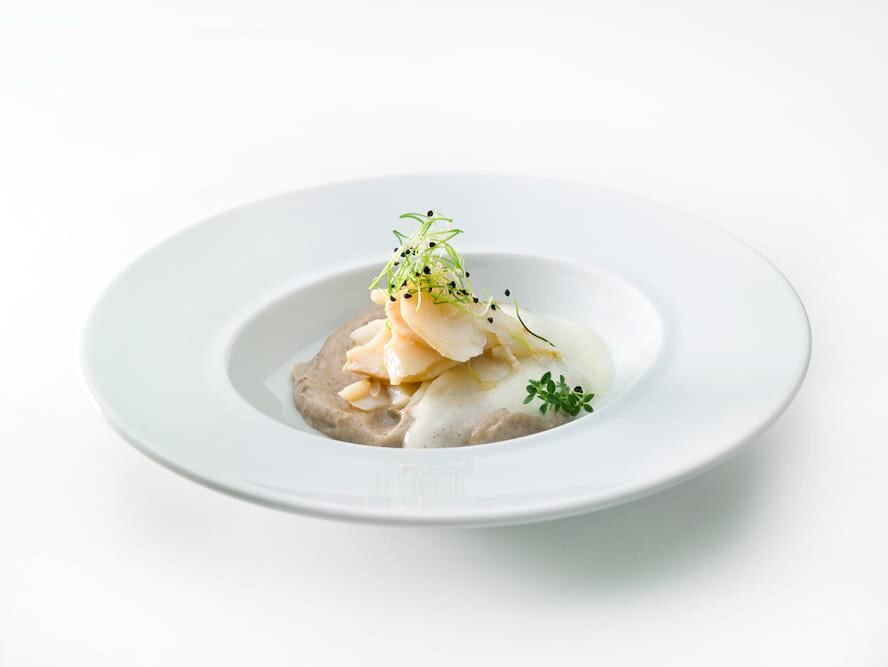 Bacalhau lascado, puré de batata e cogumelos com rebentos de cebola