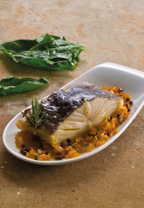 Bacalhau confitado, tomate seco, alperce e pimenta verde