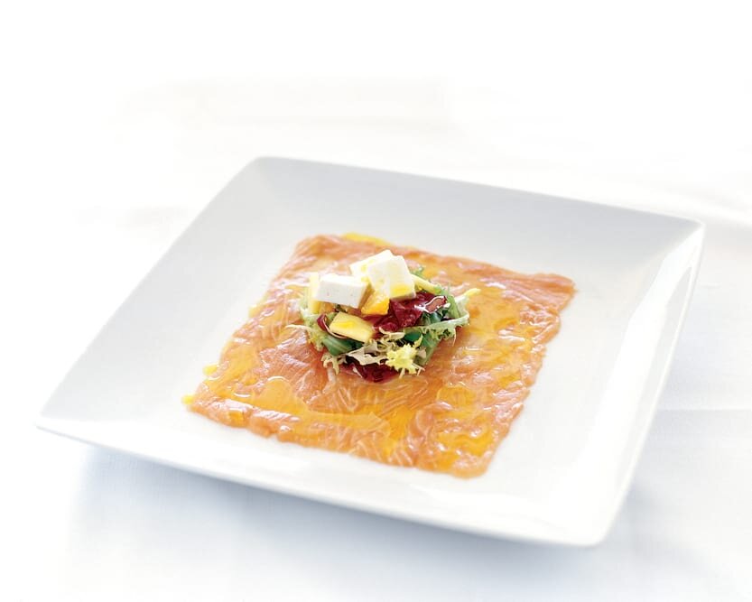 Salada de Salmão, misto de alfaces, queijo de cabra fresco, manga e vinagrete de tangerina