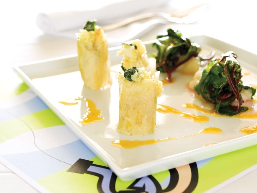 Bacalhau em massa brick, puré de nabo e espinafres vermelhos