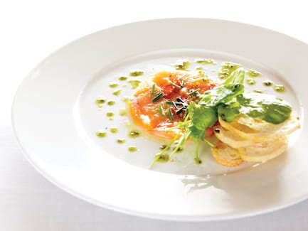 Ceviche de Salmão com salada de agrião e tostas