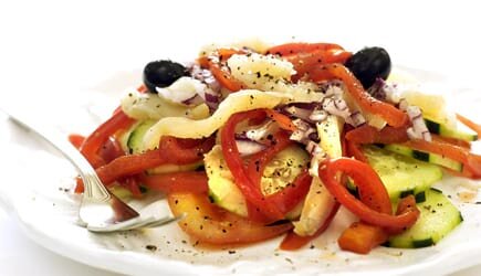 Salada mediterrânica de Bacalhau com tomates frescos e pimentos