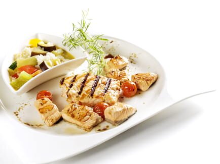 Salmão na grelha com mel e arroz de salmão e legumes