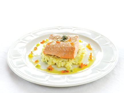 Salmão ligeiramente fumado sobre puré de funcho e vinagreta de pimentos