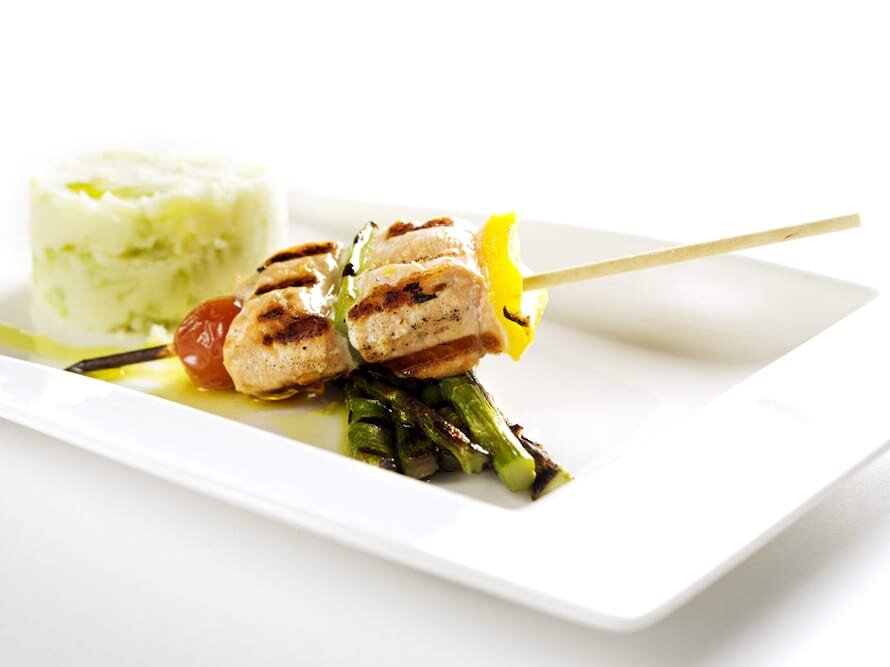 Espetada de salmão sobre espargos com puré de aipo