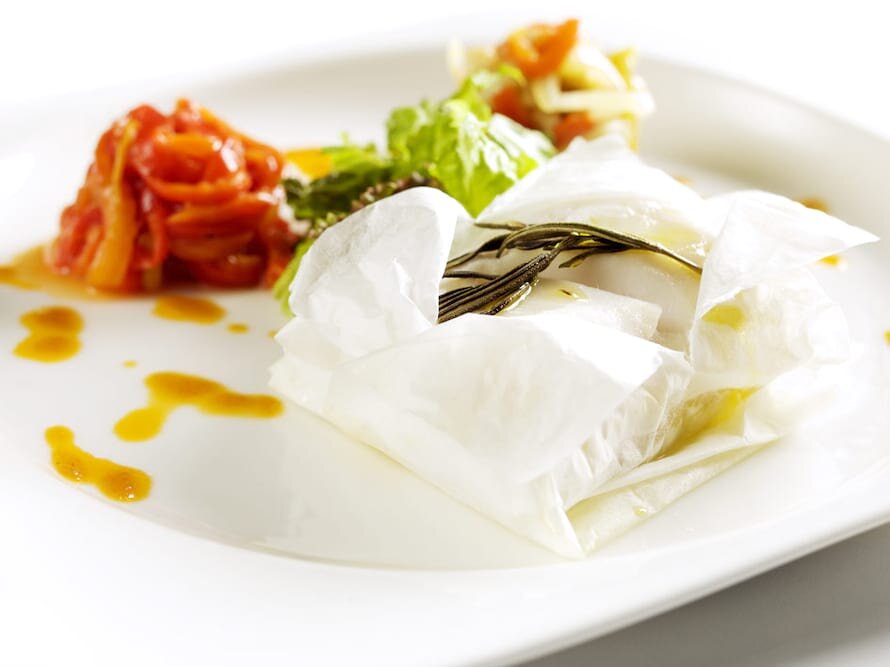 Papiotte de bacalhau fresco com salada, pimentos e desfiado de bacalhau