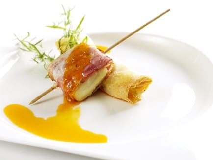 Espetada de bacalhau na grelha com legumes em folhas de brick