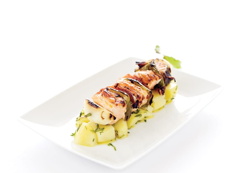 Espetada de Salmão grelhada sobre salada de batata e salsa