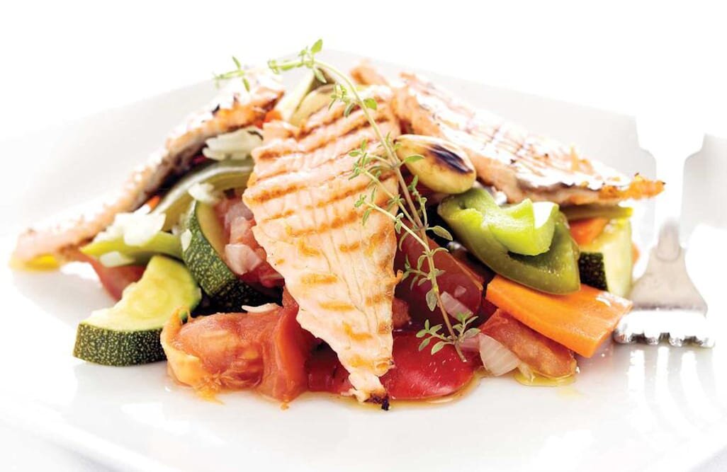 Salada de salmão grelhado com verduras, tomilho e amêndoas