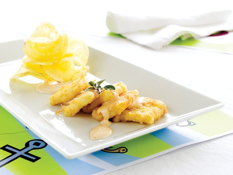 Escalopes de Bacalhau com batata frita e molho cor-de-rosa