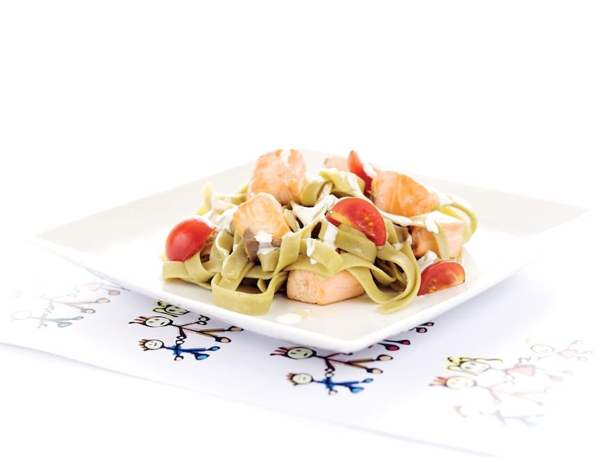 Salmão em cubos com tagliatelli verde e tomate baby