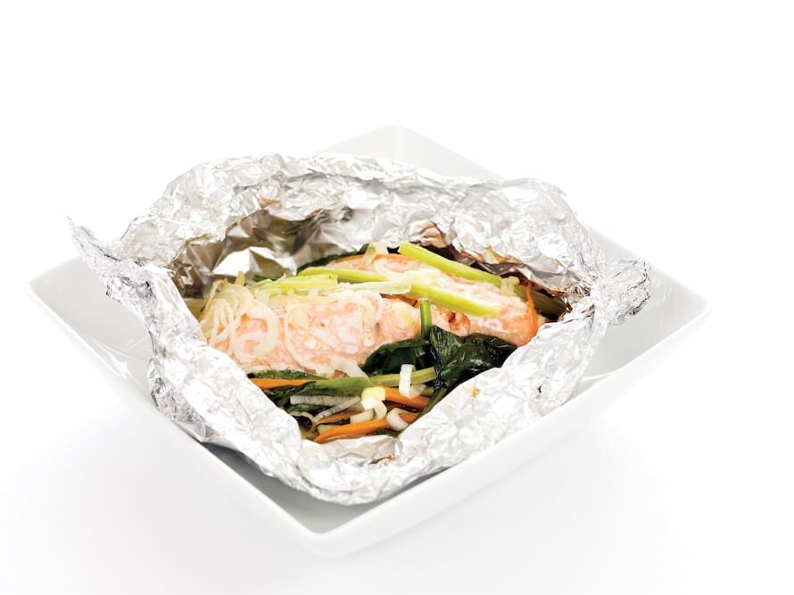 Salmão em papilote com verduras
