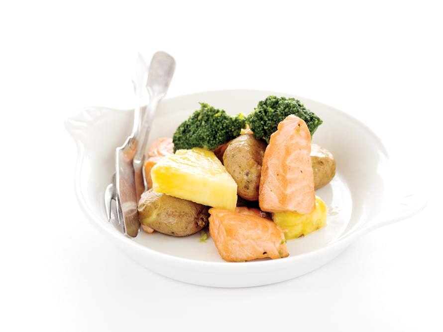 Nacos de Salmão com batata a murro, brócolos e ananás