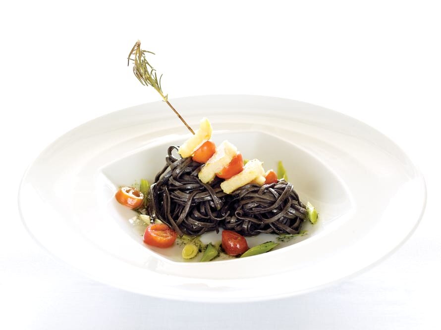 Espetada de Bacalhau em pau de alecrim e tagliatelle negro