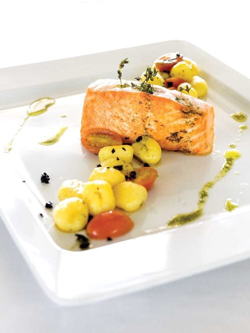 Lombo de salmão no forno com tomilho e gnocchi de batata e tomate
