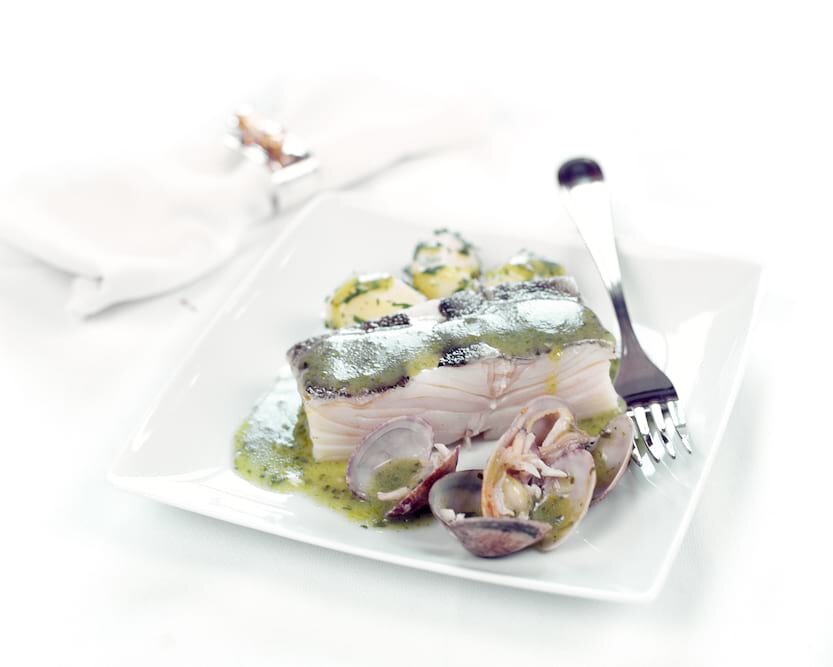 Bacalhau com molho de coentros, amêijoas e batatinhas novas