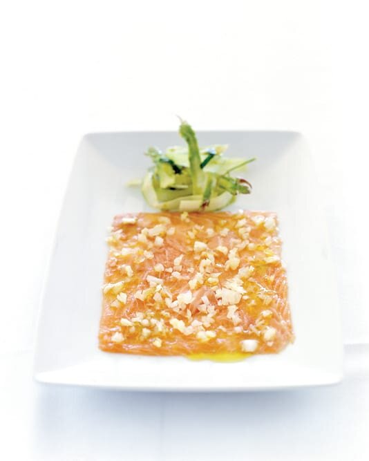 Carpaccio de Salmão com salada de espargos verdes e hortelã