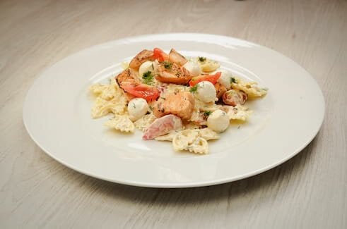 Salada de massa e Salmão