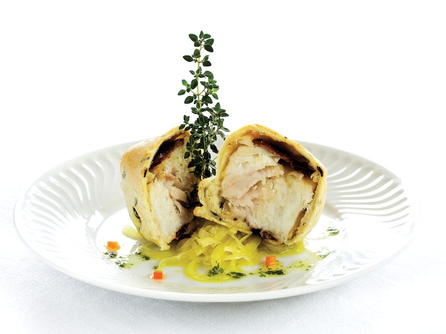 Bacalhau com salpicão fumado e pão de azeitonas