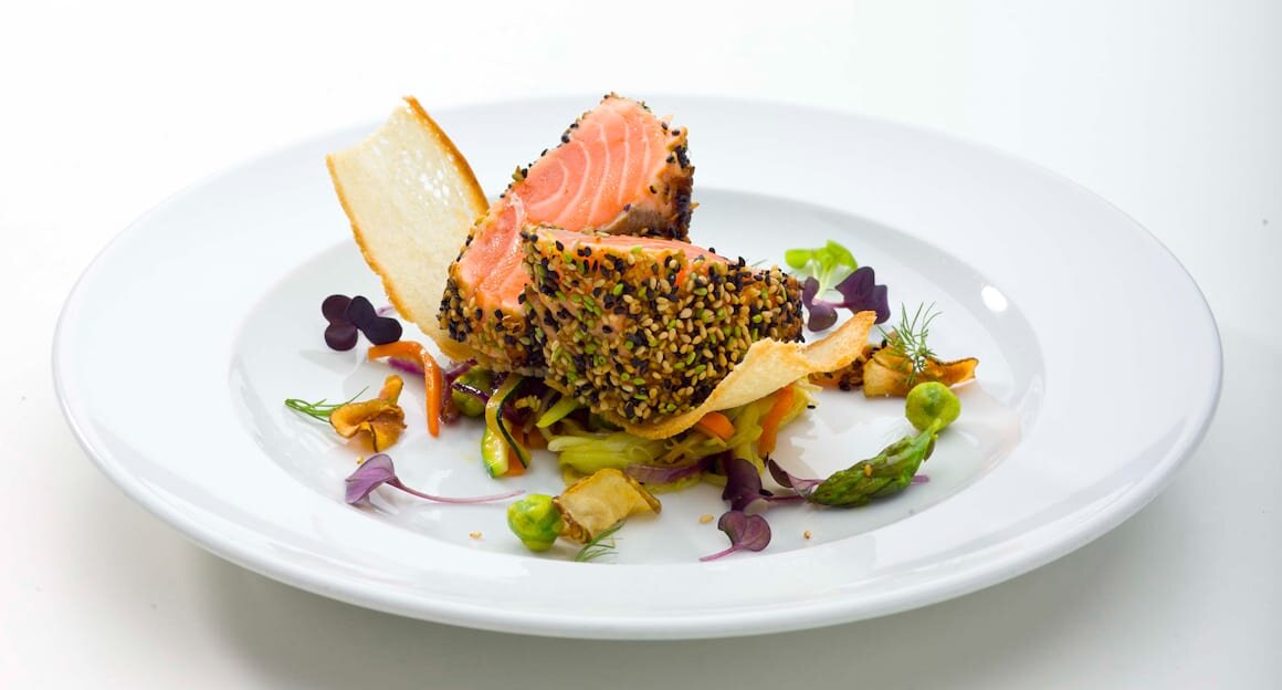 Salmão em crosta de sésamo