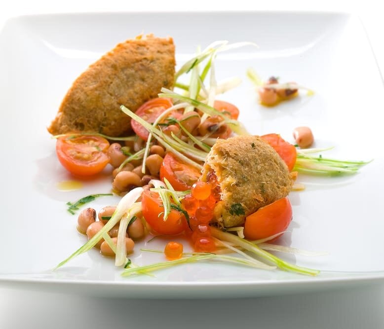 Pastéis de Bacalhau com castanha e salada de feijão-frade