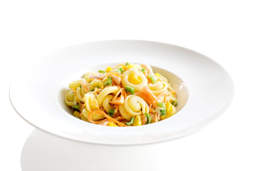 Massa com Salmão da Noruega e legumes