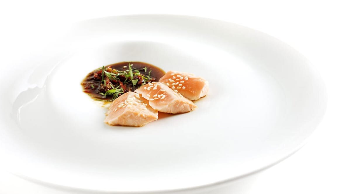 Salmão da Noruega corado com molho de soja