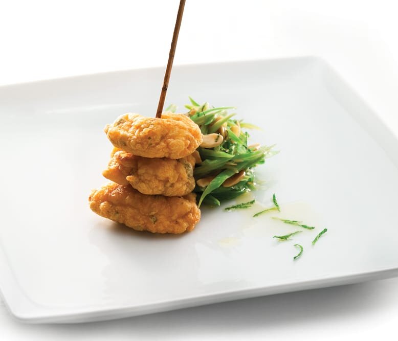 Pataniscas de Bacalhau com feijão verde, hortelã e amêndoas torradas