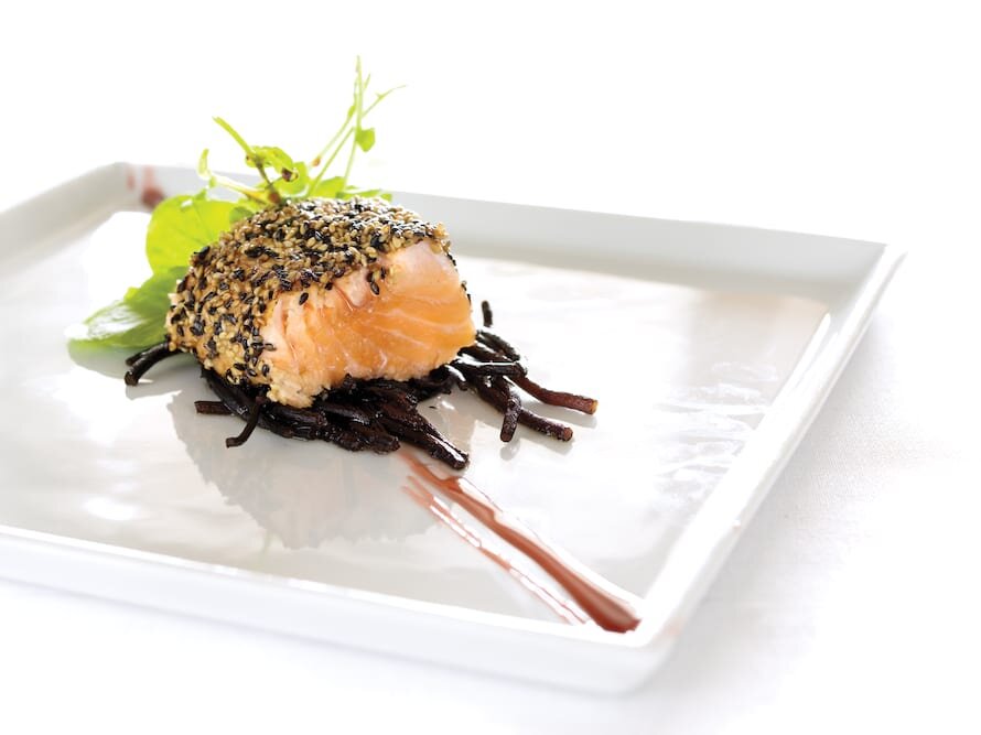 Taco de Salmão envolvido em sementes de sésamo com vinho do Porto