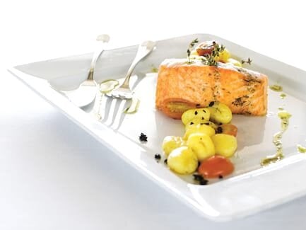 Lombo de Salmão com tomilho e gnochis de batata e tomate