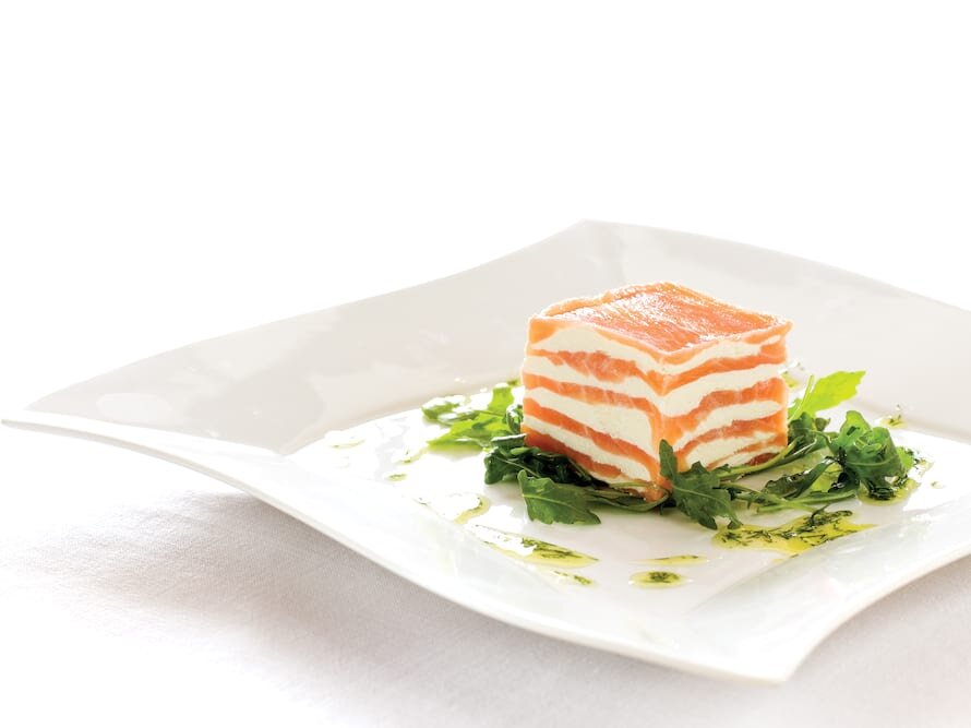 Cem folhas de Salmão e requeijão com salada de rúcula selvagem