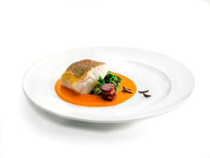 Bacalhau fresco com molho de pimentos e chouriço de porco preto