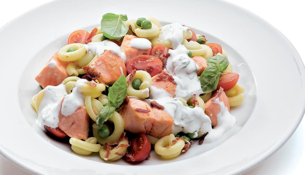 Massada de Salmão com bacon, tomate, manjericão e molho de iogurte