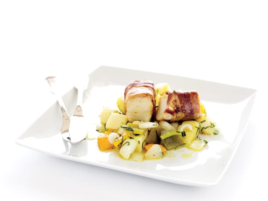 Nacos de Bacalhau enrolados em bacon com batatas e pimentos