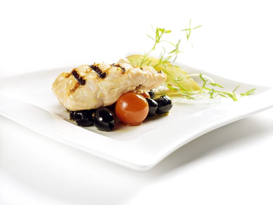 Lombinho de salmão grelhado com gomos de batata cozida regadas com azeite e hortelã