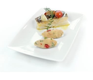 Bacalhau cozido com cebolas, sobre puré de grão, tomate e ervinhas do Alentejo