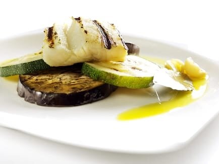Bacalhau grelhado sobre beringelas e courgettes salteadas 